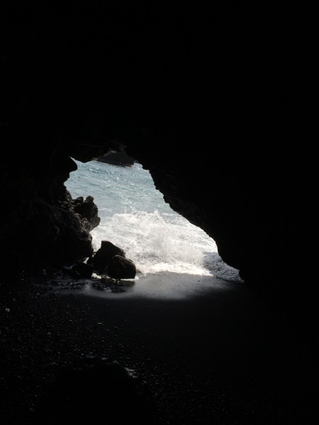 洞窟からの海